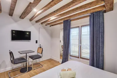 Télévision ou salle de divertissement dans l'établissement Residence du passage