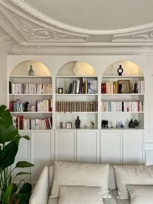 Bibliothèque dans l'appartement