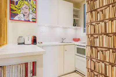 Cuisine ou kitchenette dans l'établissement Comfortable apt 1BR 2P – Paris 11th