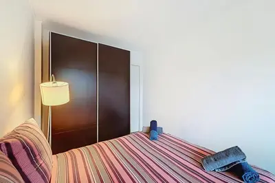 Un ou plusieurs lits dans un hébergement de l'établissement Cosy apartment near Roland-Garros