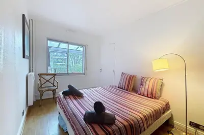 Un ou plusieurs lits dans un hébergement de l'établissement Cosy apartment near Roland-Garros
