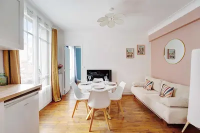 Coin salon dans l'établissement Cozy Apartment 1BR 4P – Villejuif