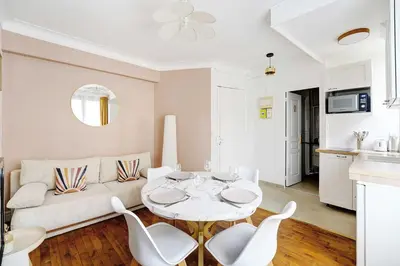 Coin salon dans l'établissement Cozy Apartment 1BR 4P – Villejuif