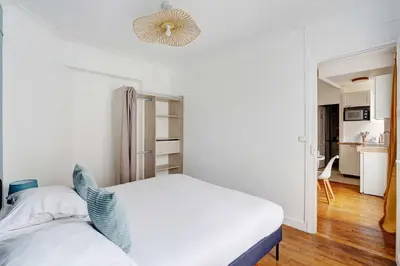 Un ou plusieurs lits dans un hébergement de l'établissement Cozy Apartment 1BR 4P – Villejuif