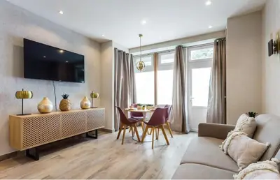 Télévision ou salle de divertissement dans l'établissement Superbe appartement proche de Nation