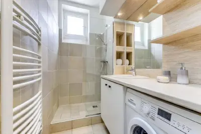 Salle de bains dans l'établissement Trocadero - Bail Mobilité - 20min-Tour Eiffel