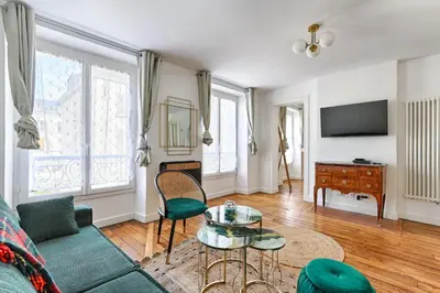 Télévision ou salle de divertissement dans l'établissement Central Paris l Mid-Term l Marais in 10min