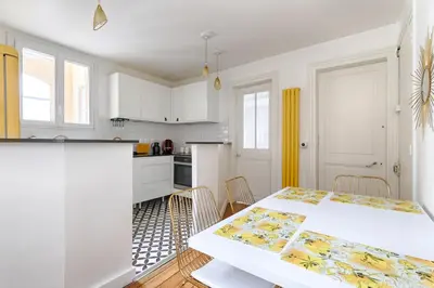 Cuisine ou kitchenette dans l'établissement Central Paris l Mid-Term l Marais in 10min
