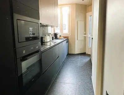 Cuisine ou kitchenette dans l'établissement Luxury Apartment – 3 Bedrooms / Arc de Triomphe