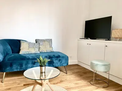 Télévision ou salle de divertissement dans l'établissement Charmant 2 pièces Jardin des plantes Paris 5