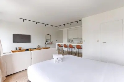 Un ou plusieurs lits dans un hébergement de l'établissement Studio luxe Av Foch vue sur l Etoile