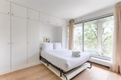 Un ou plusieurs lits dans un hébergement de l'établissement Studio luxe Av Foch vue sur l Etoile