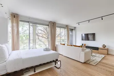 Télévision ou salle de divertissement dans l'établissement Studio luxe Av Foch vue sur l Etoile