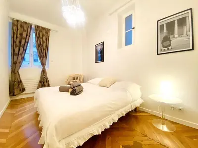 Un ou plusieurs lits dans un hébergement de l'établissement Arty chic flat between Arc de Triomphe & Eiffel Tower