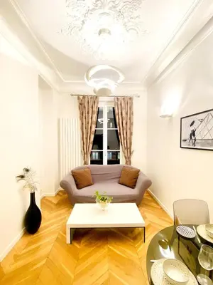 Coin salon dans l'établissement Arty chic flat between Arc de Triomphe & Eiffel Tower