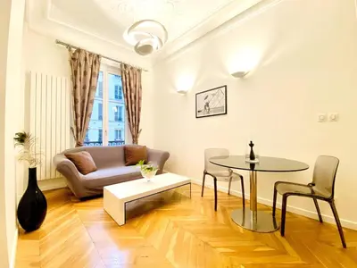 Coin salon dans l'établissement Arty chic flat between Arc de Triomphe & Eiffel Tower