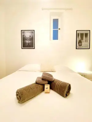 Un ou plusieurs lits dans un hébergement de l'établissement Arty chic flat between Arc de Triomphe & Eiffel Tower