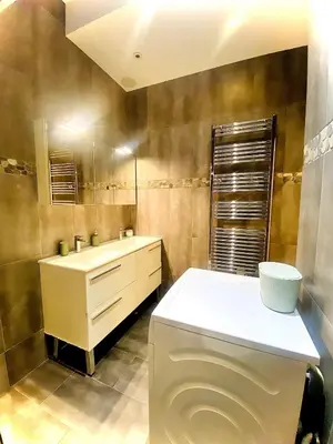 Salle de bains dans l'établissement Arty chic flat between Arc de Triomphe & Eiffel Tower