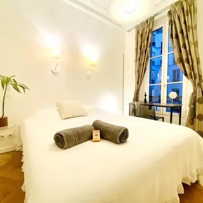 Arty chic flat between Arc de Triomphe & Eiffel Tower