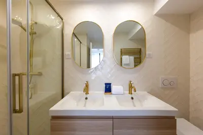 Salle de bains dans l'établissement Le Marais - Iconic Penthouse with Balcony