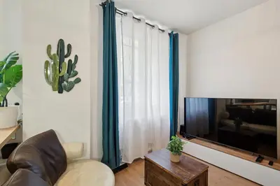 Télévision ou salle de divertissement dans l'établissement Paris Studio near Eiffel Tower - Metro 6, 8, 12