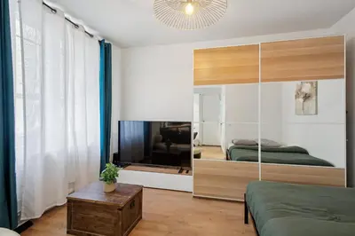 Télévision ou salle de divertissement dans l'établissement Paris Studio near Eiffel Tower - Metro 6, 8, 12