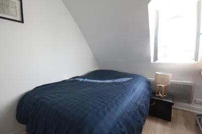 Un ou plusieurs lits dans un hébergement de l'établissement Top floor studio & view - La Fayette / Opéra