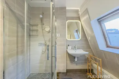 Salle de bains dans l'établissement Beautiful 3-room apartment Paris 1st