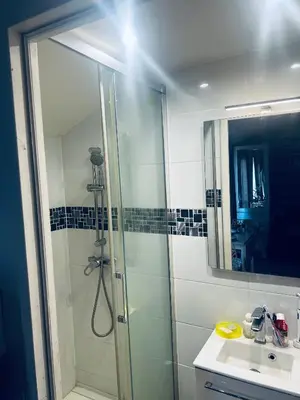 Salle de bains dans l'établissement Netflix end chill
