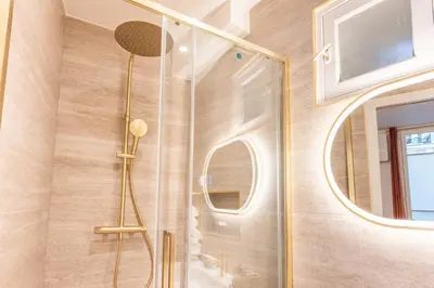 Salle de bains dans l'établissement CHINE-4 City View Air Conditioner Apartment 4 PAX