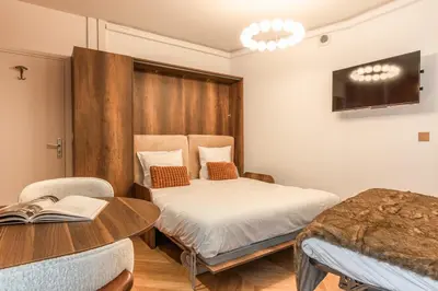 Un ou plusieurs lits dans un hébergement de l'établissement CHINE-4 City View Air Conditioner Apartment 4 PAX