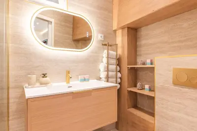 Salle de bains dans l'établissement CHINE-4 City View Air Conditioner Apartment 4 PAX
