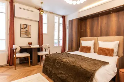 Un ou plusieurs lits dans un hébergement de l'établissement CHINE-4 City View Air Conditioner Apartment 4 PAX