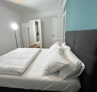 Un ou plusieurs lits dans un hébergement de l'établissement Bright and Cozy Paris Stay