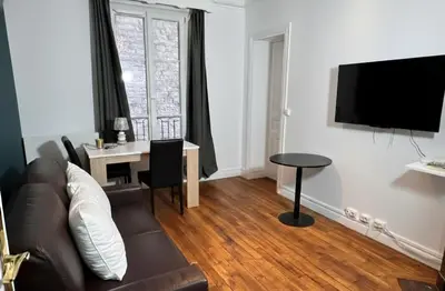 Télévision ou salle de divertissement dans l'établissement Bright and Cozy Paris Stay