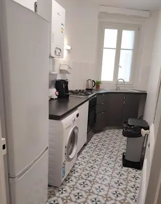 Cuisine ou kitchenette dans l'établissement Bright and Cozy Paris Stay