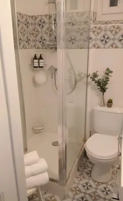 Salle de bains dans l'établissement Bright and Cozy Paris Stay