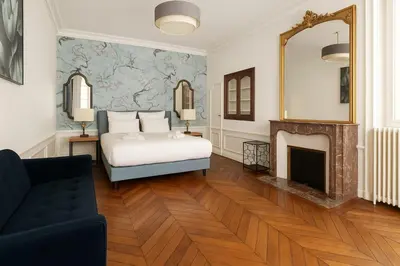 Un ou plusieurs lits dans un hébergement de l'établissement Luxurious Apartment in the Heart of Paris