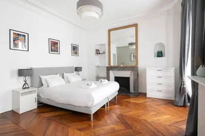Un ou plusieurs lits dans un hébergement de l'établissement Luxurious Apartment in the Heart of Paris