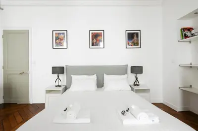Un ou plusieurs lits dans un hébergement de l'établissement Luxurious Apartment in the Heart of Paris