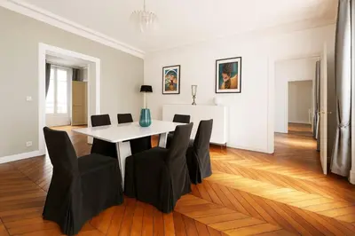 Télévision ou salle de divertissement dans l'établissement Luxurious Apartment in the Heart of Paris