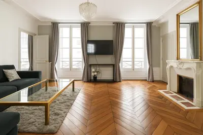 Télévision ou salle de divertissement dans l'établissement Luxurious Apartment in the Heart of Paris