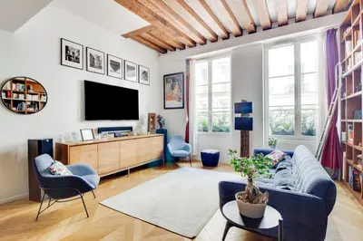 Télévision ou salle de divertissement dans l'établissement GuestReady - Lovely family getaway near The Louvre