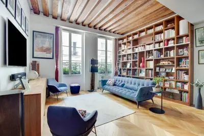 Bibliothèque dans l'appartement