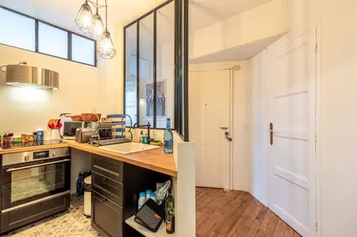 Cuisine ou kitchenette dans l'établissement GuestReady - Homely near Montparnasse Tower