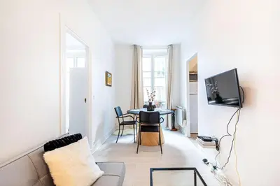 Télévision ou salle de divertissement dans l'établissement GuestReady - Charming Retreat near Champs de Mars