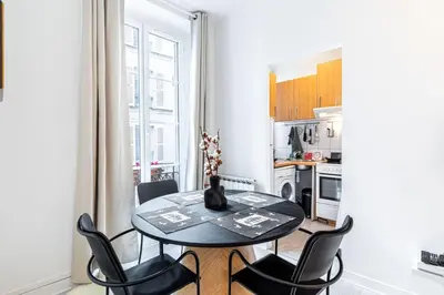 Cuisine ou kitchenette dans l'établissement GuestReady - Charming Retreat near Champs de Mars