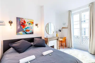 Un ou plusieurs lits dans un hébergement de l'établissement GuestReady - Charming Retreat near Champs de Mars
