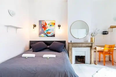 Un ou plusieurs lits dans un hébergement de l'établissement GuestReady - Charming Retreat near Champs de Mars