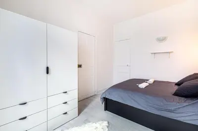 Un ou plusieurs lits dans un hébergement de l'établissement GuestReady - Charming Retreat near Champs de Mars